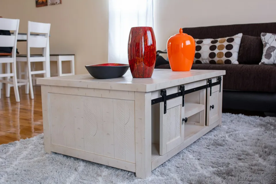 Mesa de centro rectangular de madera en una sala.