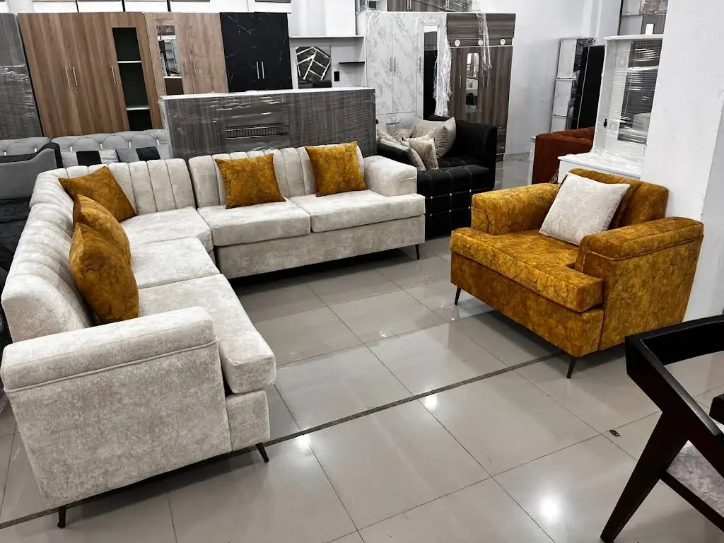Showroom real de Mueblería Torres, con sala seccional crema, sillón mostaza y muebles exhibidos en el local.